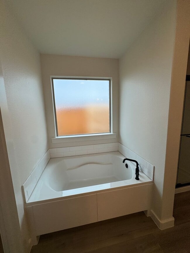 Building Photo - Fabulous Luxury Newer 2025 Build 3/2/2