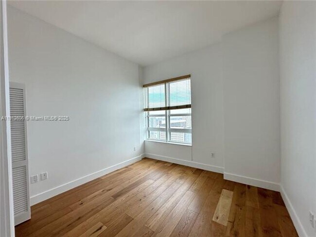 Building Photo - 950 Brickell Bay Dr