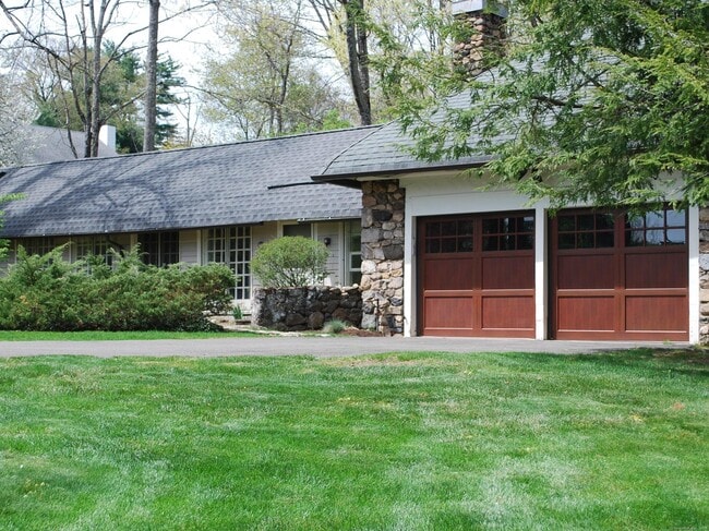 Primary Photo - 2820 High Ridge Rd