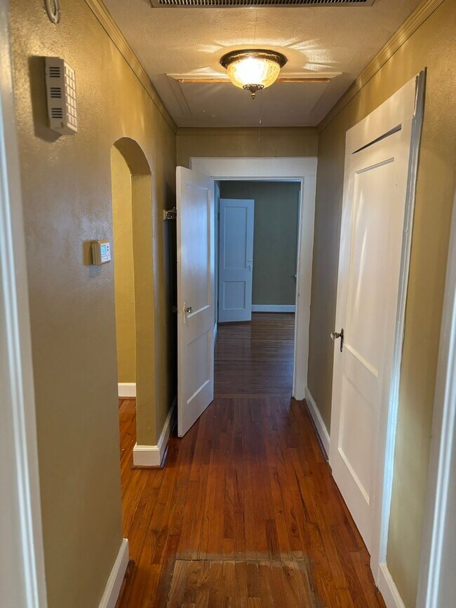 Building Photo - Lakebottom Area!