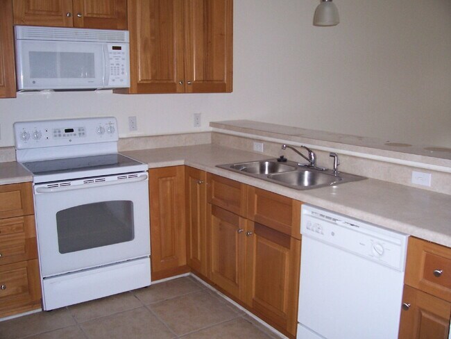 Building Photo - SPACIOUS 3BR/3BA TOWNHOME WITH ALL THE EXTRAS