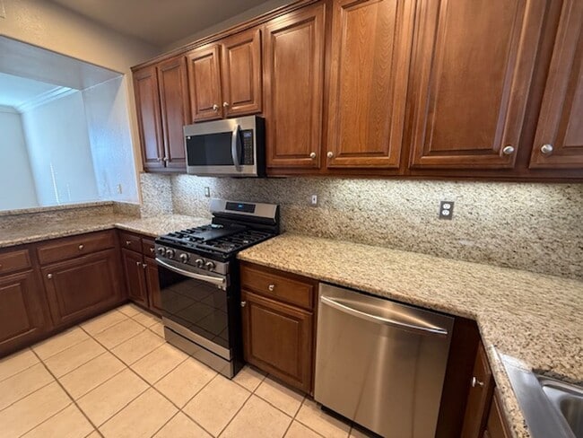 Building Photo - Condo in highly sought-after Vantage Commu...