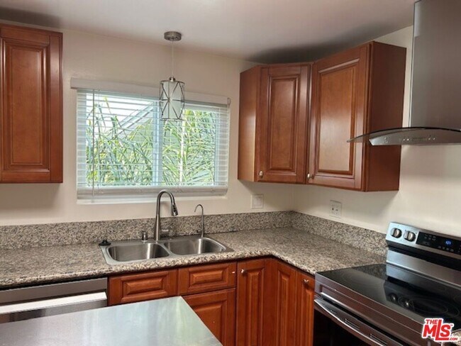 Building Photo - 36 Brooks Ave