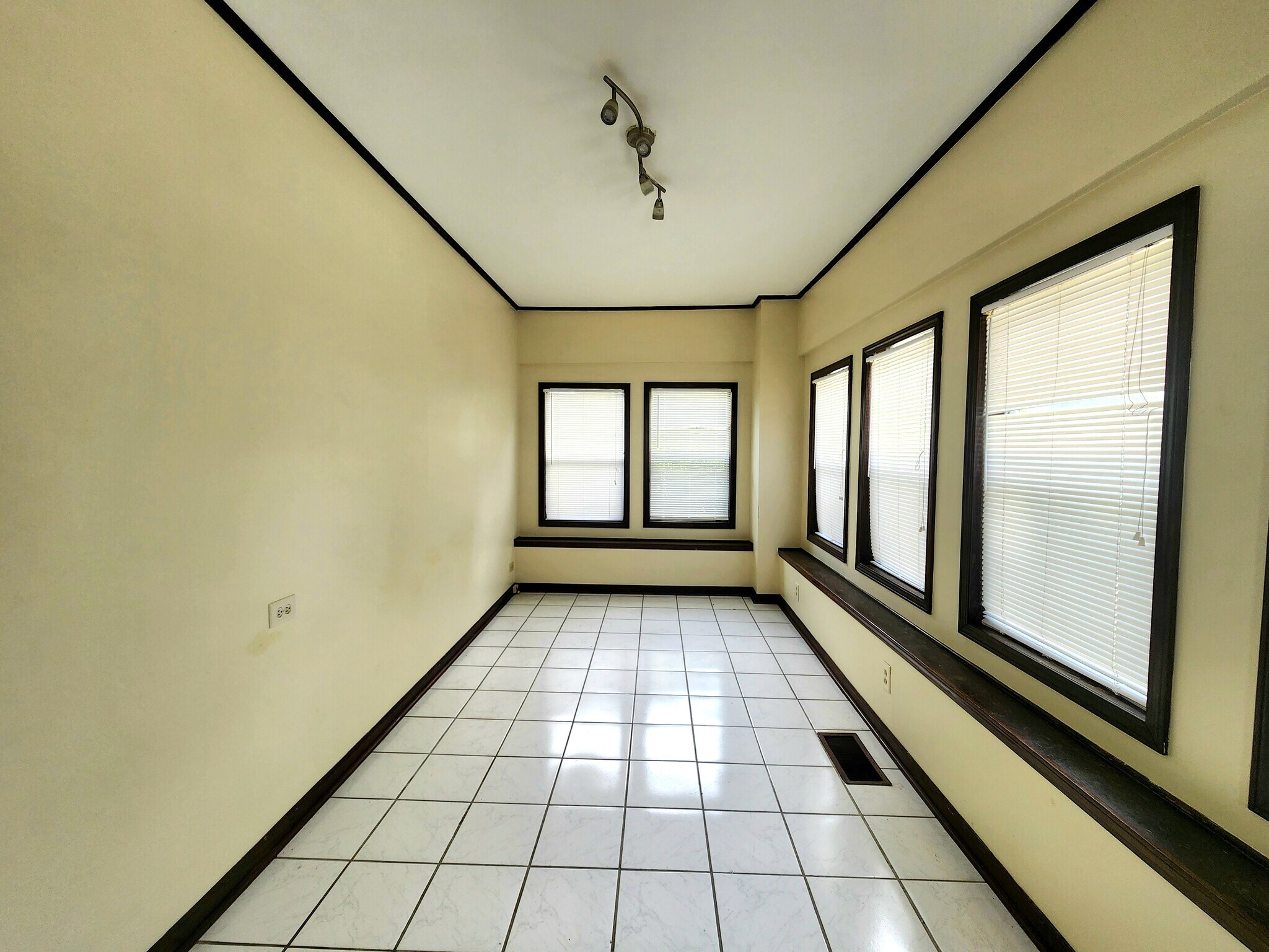 Building Photo - 513 10th Ct S