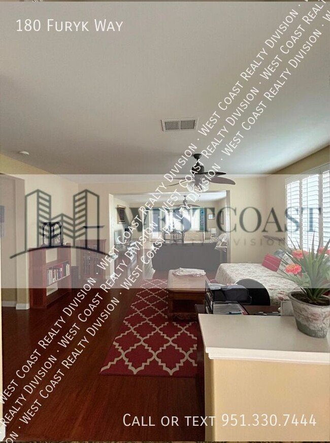 Building Photo - COMING SOON!!! 2bd/2ba with golf course an...