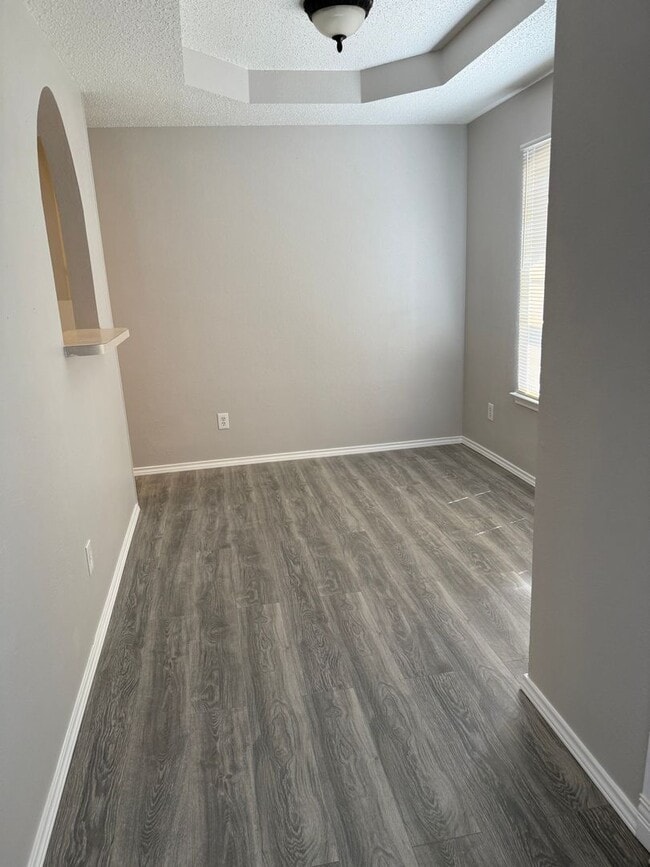 Building Photo - 3 Bedroom 1 Bath Home Available