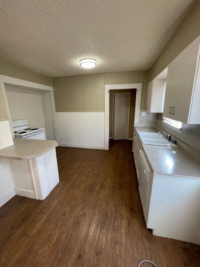 Building Photo - Beautiful House Located Minutes from Tech ...