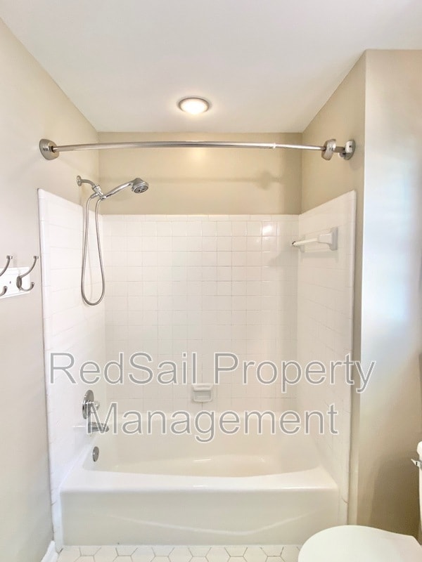 Building Photo - 348 Llewellyn Mews