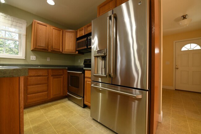 Building Photo - 15 Sabatus Rd