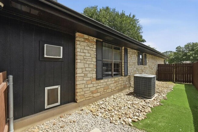Building Photo - 303 Pin Oak Dr