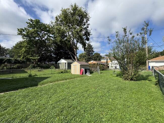 Building Photo - 935 Tuscarora Ave W