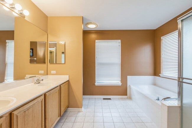 Building Photo - 7 Lake Plumleigh Ct