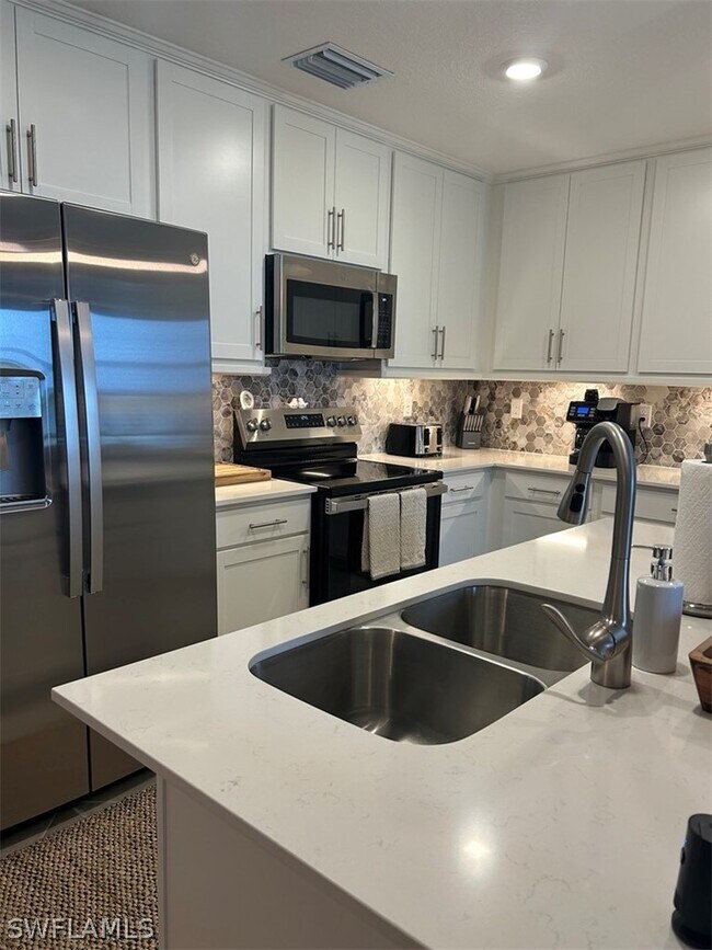 Building Photo - 15375 Grn Acrs Ave