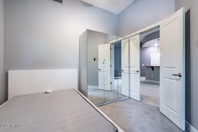 Building Photo - 945 E Playa Del Norte Dr