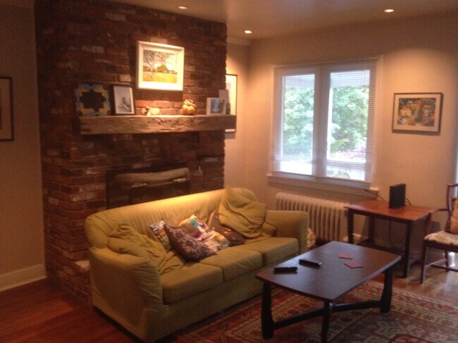 Building Photo - 5539 Beacon St