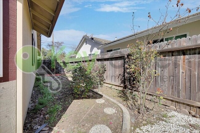 Building Photo - 2624 Walnut Ave