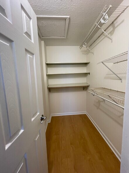 Building Photo - 7235 Creekview Dr