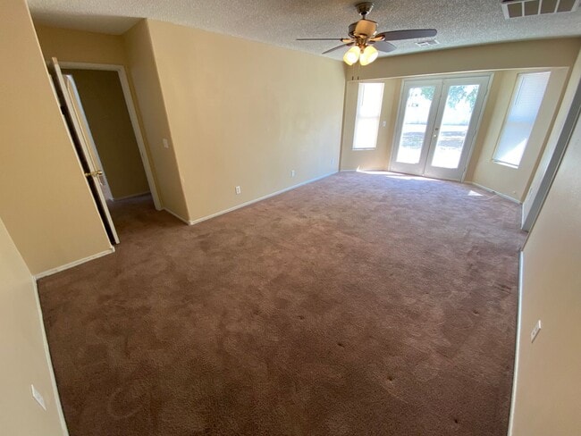 Building Photo - 3 bed, 2.5 bath, 3 car garage home in Nort...