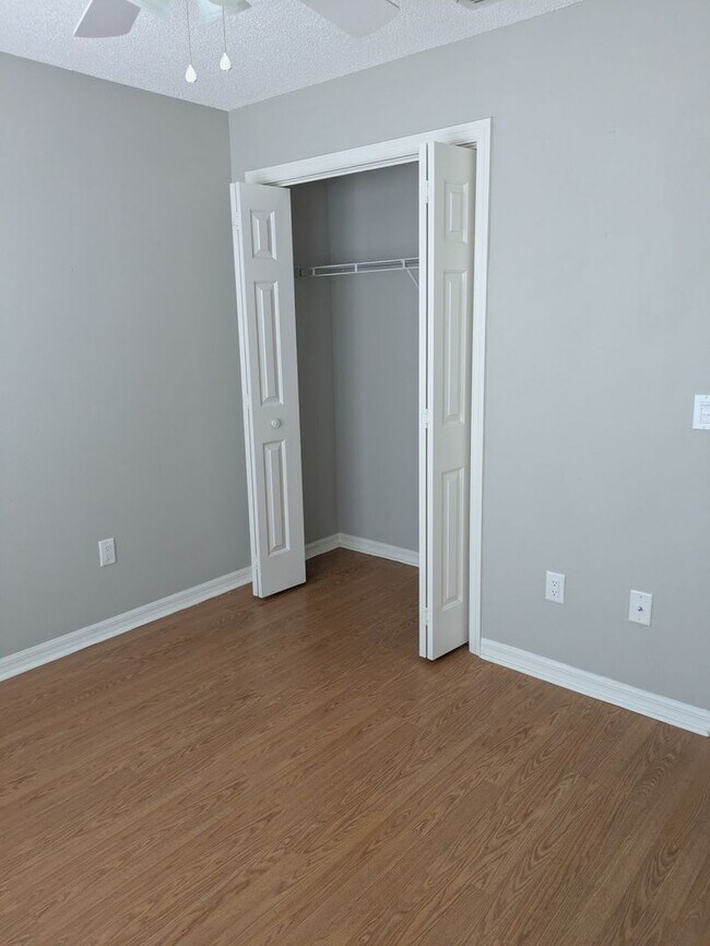 Building Photo - 866 Oak Forest Dr