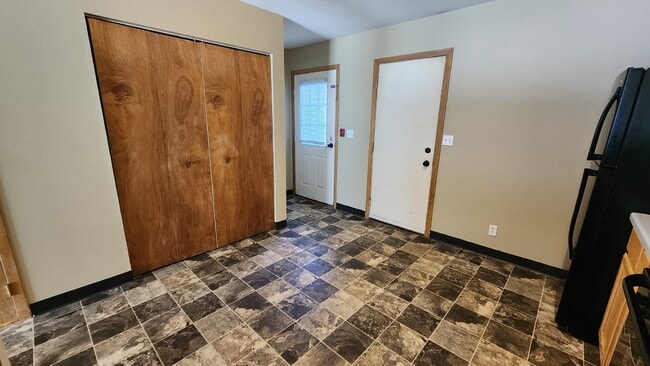 Building Photo - 2 Bedroom, 1 1/2 Bathrooms With Attached Garage! Available May 1st!