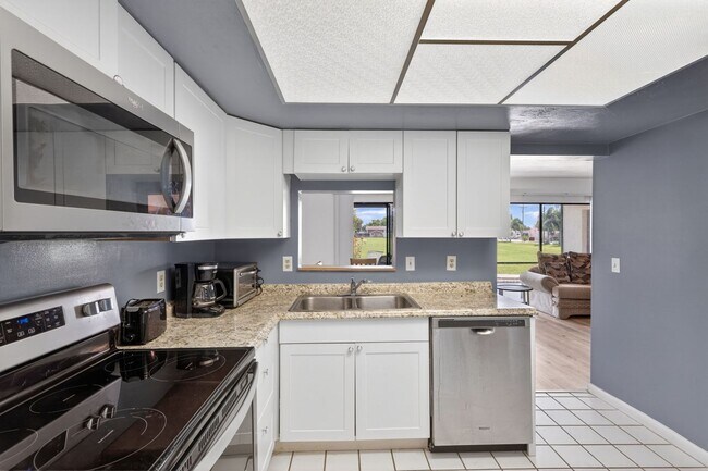 Building Photo - Furnished or unfurnished 2 bedroom Condo Overlooking Golf Course