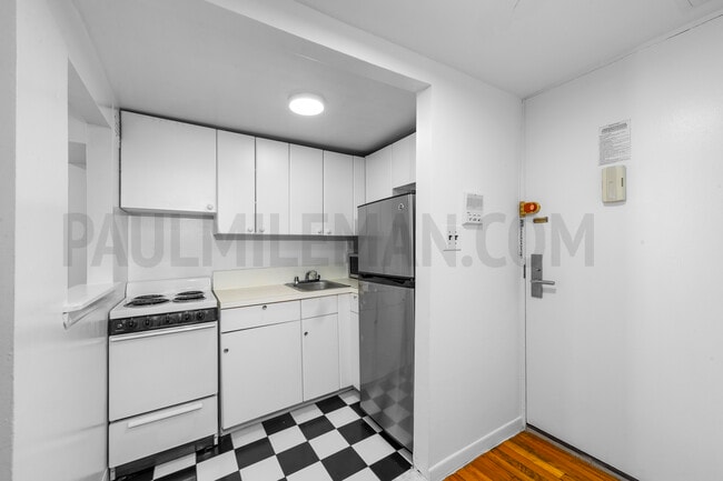 one-bed kitchen - 85 E 10th St