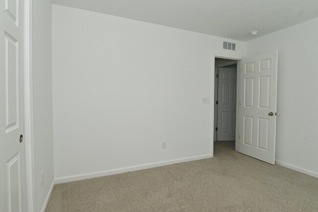Building Photo - "Spacious 5-Bedroom Retreat with Luxurious Quartz Countertops & Fireplace on Deerberg Drive!"