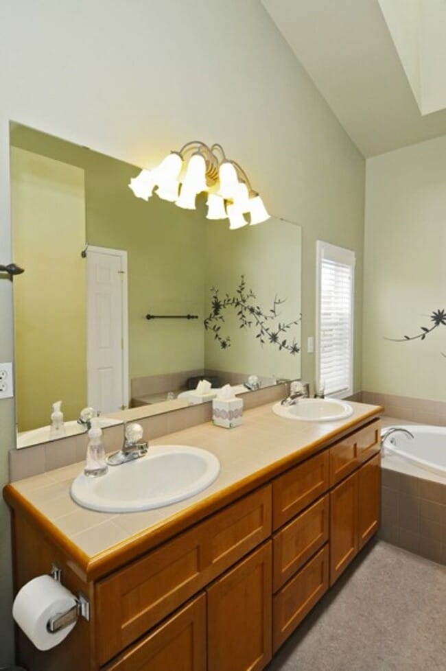Building Photo - 2Bd/1.5Ba Seattle Townhome