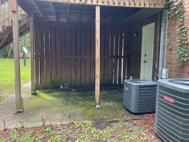 Building Photo - 1546 Hamilton Dr
