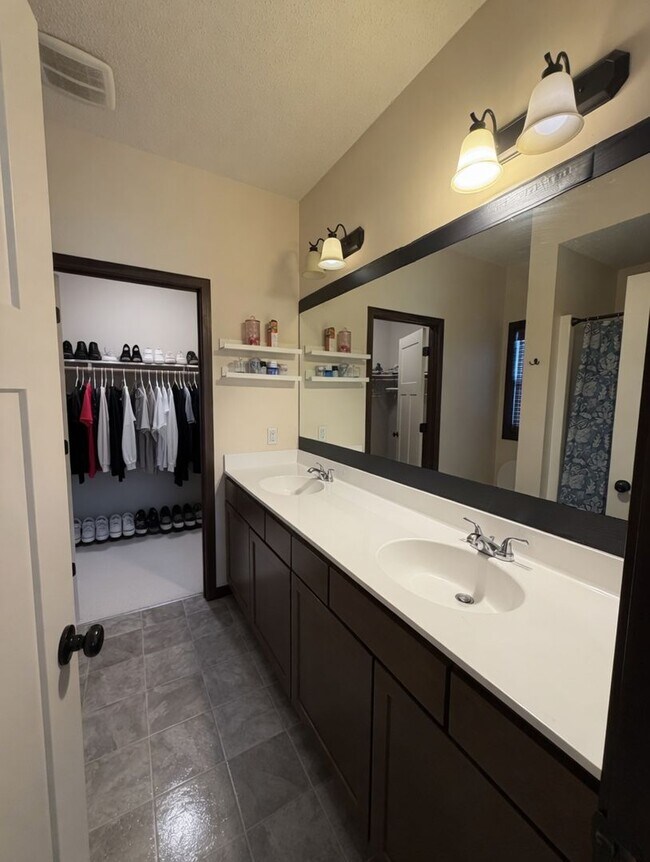 Building Photo - Awesome 4Bed 3Bath Home in Watertown!