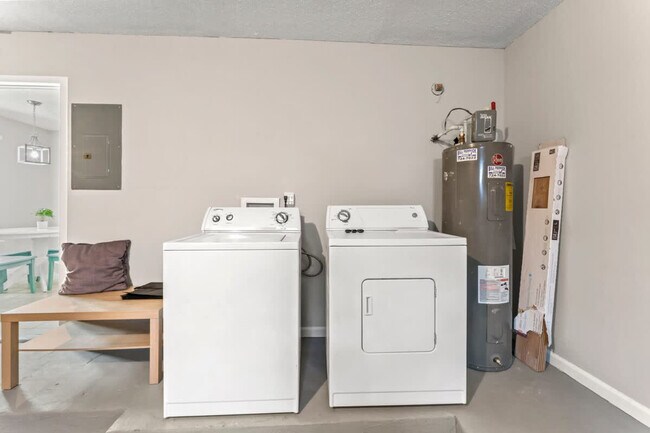 Building Photo - 10383 Chatwood Ct