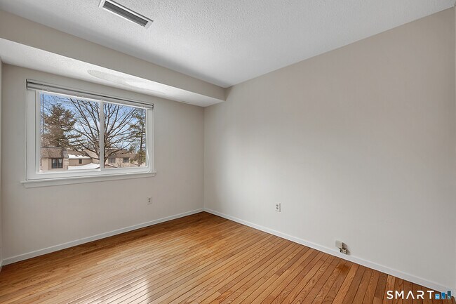 Building Photo - 17 Maple Ln