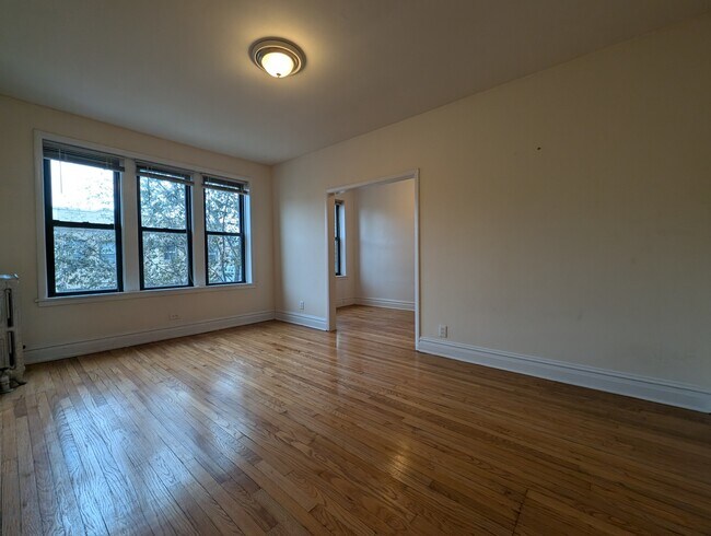 Building Photo - 2704 N Sawyer Ave