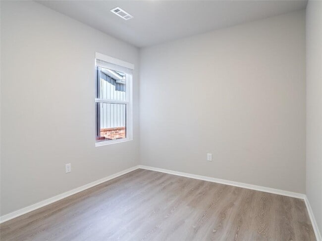 Building Photo - 6507 NW Gregory St