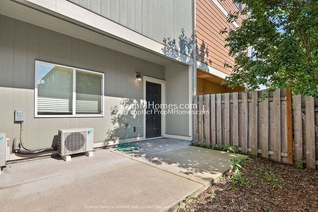 Building Photo - 441 NE Tork Pl