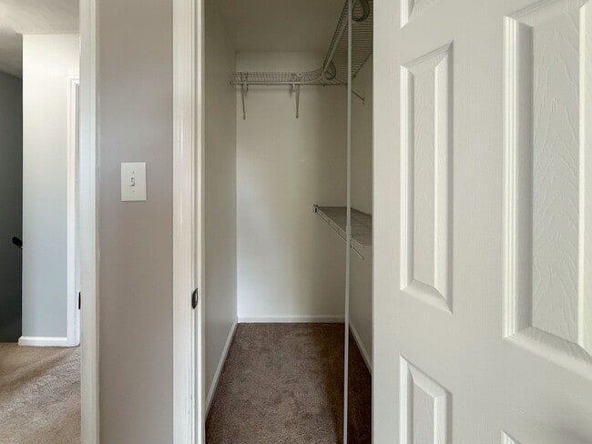 Building Photo - Double En-Suite Townhome