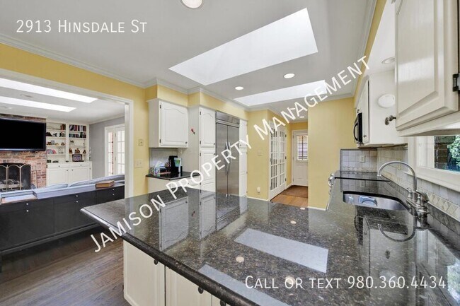 Building Photo - 2913 Hinsdale St