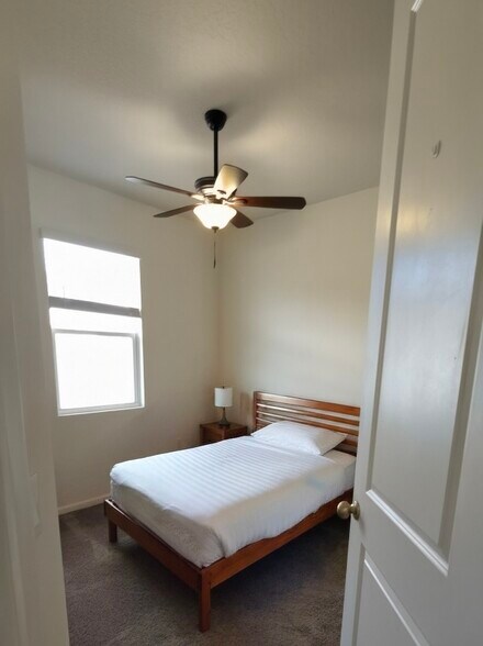 Building Photo - 5631 Western Sun Dr