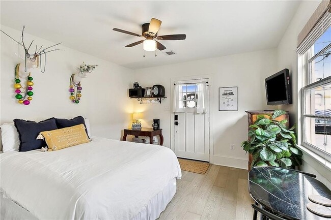 Building Photo - Gorgeous 3BD/2.5BA with Huge Backyard and Off Street Parking