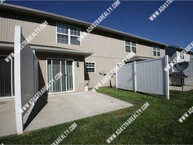 Building Photo - Beautiful Platte City Townhome-Available in APRIL!!