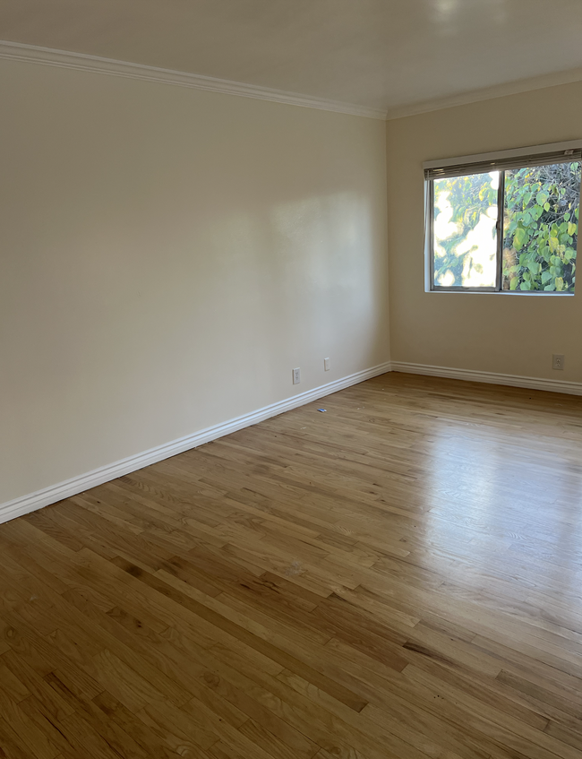 Living Room - 5115 Coldwater Canyon Ave