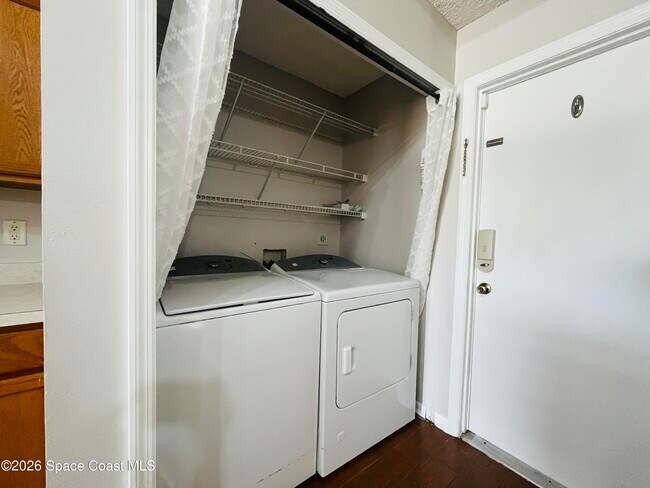 Building Photo - 829 Honeysuckle Dr