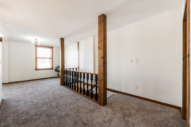 Building Photo - 318 W State St