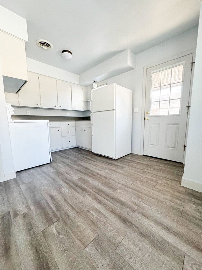 Building Photo - Beautiful 3 Bedroom 1 Bath Ranch Style Single Family Home!