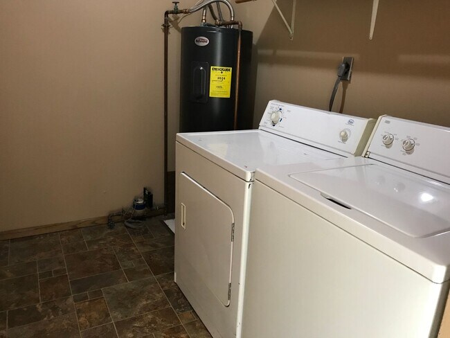 Building Photo - 718/720 6th St NE