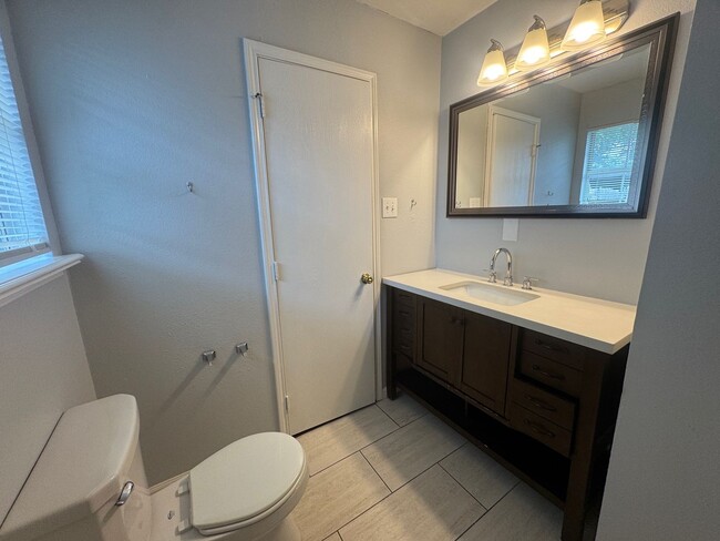 Building Photo - Move in Ready - 4 bedroom 2 bath