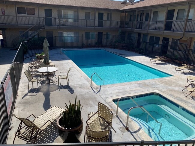 Building Photo - 1 Bed 1 Bath Remodeled Condo for Rent in L...