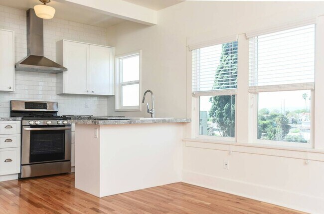 Building Photo - Updated 1 Bed 1 Bath in the Heart of Echo Park - Parking, laundry and great views!