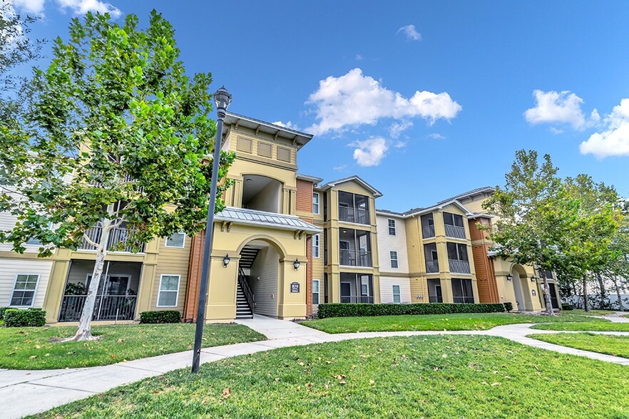Exterior Building - Fountains at San Remo Court