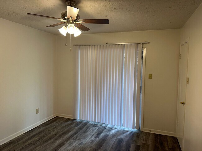 Building Photo - College Station - 2 bedroom - 1 bath - fenced in yard - WD connections